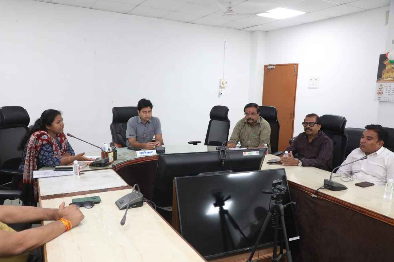 कलेक्टर की अध्यक्षता में मान्यता प्राप्त राजनैतिक दलों के पदाधिकारियों की बैठक संपन्न 17 कलेक्टर की अध्यक्षता में मान्यता प्राप्त राजनैतिक दलों के पदाधिकारियों की बैठक संपन्न
