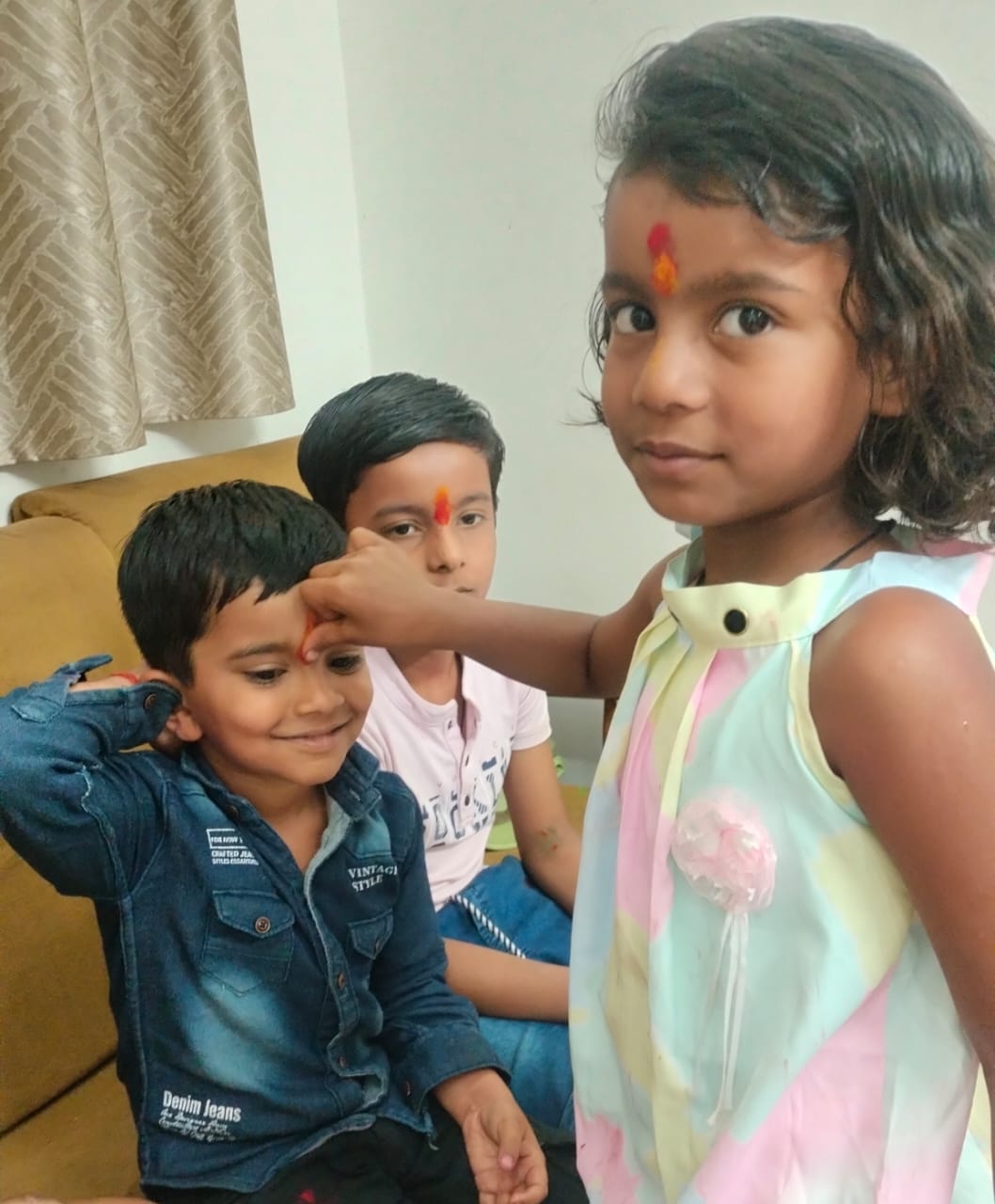 धूमधाम से मनाया गया भाई दूज का पर्व, दीवांसी ने सूर्यांश, नभ को टीका लगाकर मिठाई खिलाई, भाइयों ने दिए उपहार 16 धूमधाम से मनाया गया भाई दूज का पर्व, दीवांसी ने सूर्यांश, नभ को टीका लगाकर मिठाई खिलाई, भाइयों ने दिए उपहार