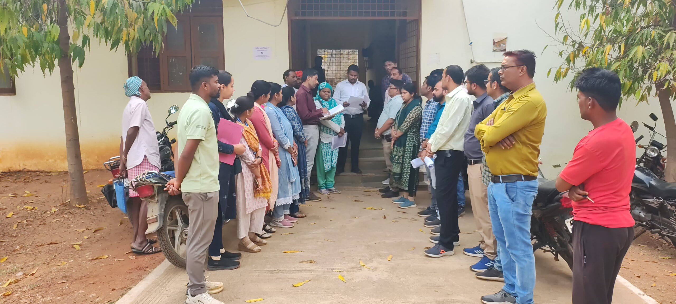 जिले के निलंबित पटवारीयों की बहाली को लेकर बड़वारा में प्रदर्शन 26 जिले के निलंबित पटवारीयों की बहाली को लेकर बड़वारा में प्रदर्शन