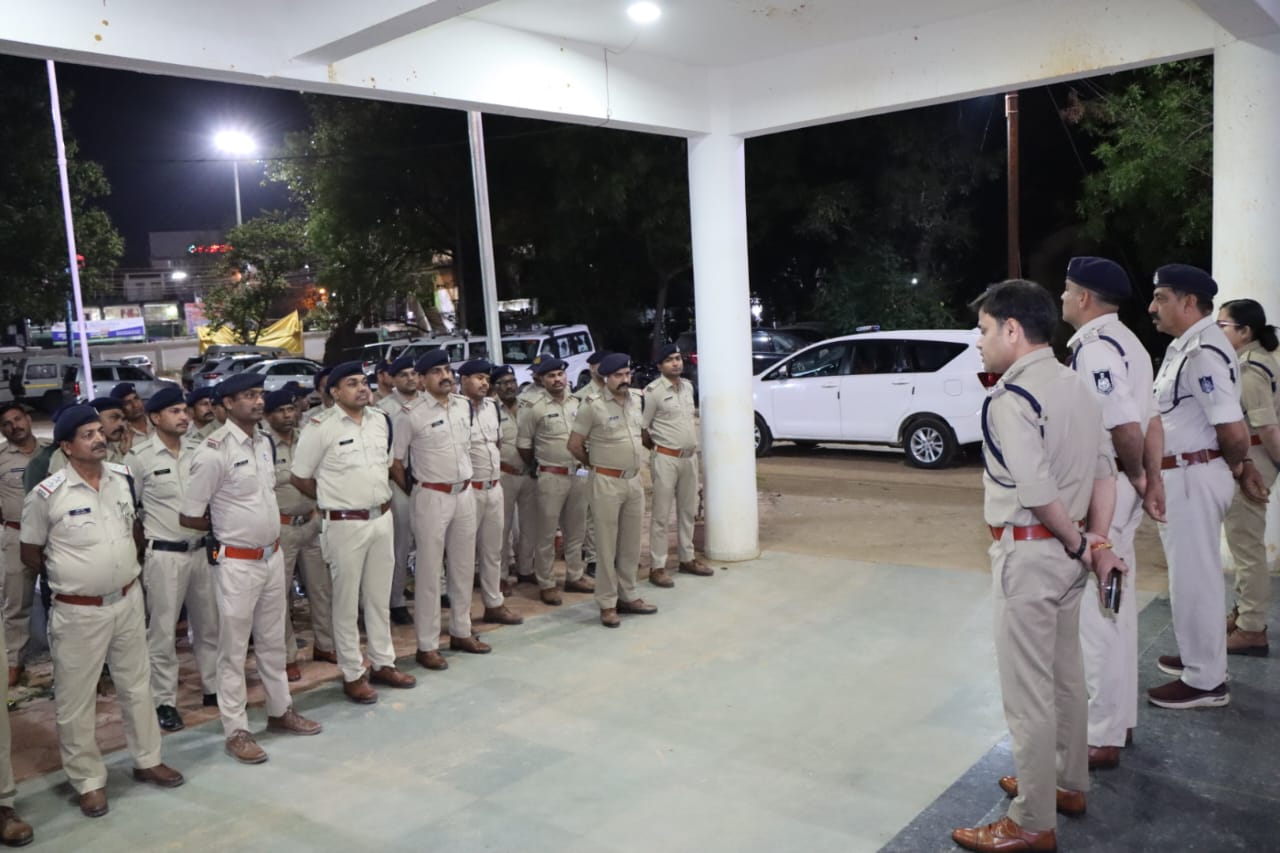 कटनी पुलिस ने कॉम्बिंग गस्त अभियान चलाकर 102 वारंटियों को किया गिरफ्तार, 140 गुंडे, बदमाश और आदतन अपराधियों समेत संपत्ति संबंधी अपराधियों की भी हुई चैकिंग 17 कटनी पुलिस ने कॉम्बिंग गस्त अभियान चलाकर 102 वारंटियों को किया गिरफ्तार, 140 गुंडे, बदमाश और आदतन अपराधियों समेत संपत्ति संबंधी अपराधियों की भी हुई चैकिंग