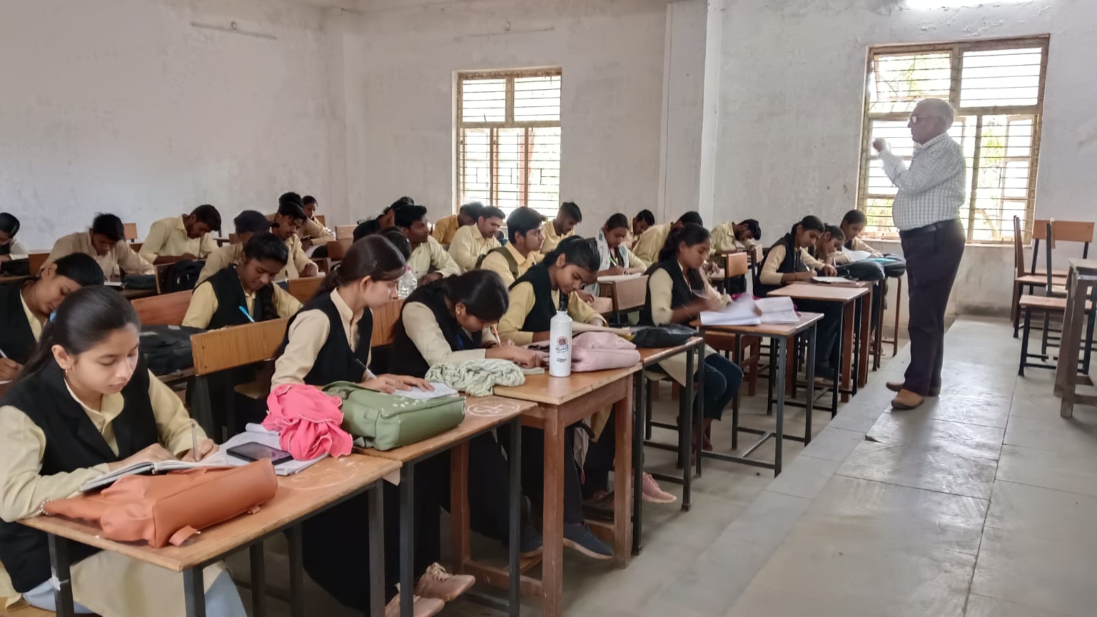 विद्यार्थियों को पंचगव्य के निर्माण एवं उपयोग का तकनीकी दिया गया प्रशिक्षण 19 विद्यार्थियों को पंचगव्य के निर्माण एवं उपयोग का तकनीकी दिया गया प्रशिक्षण