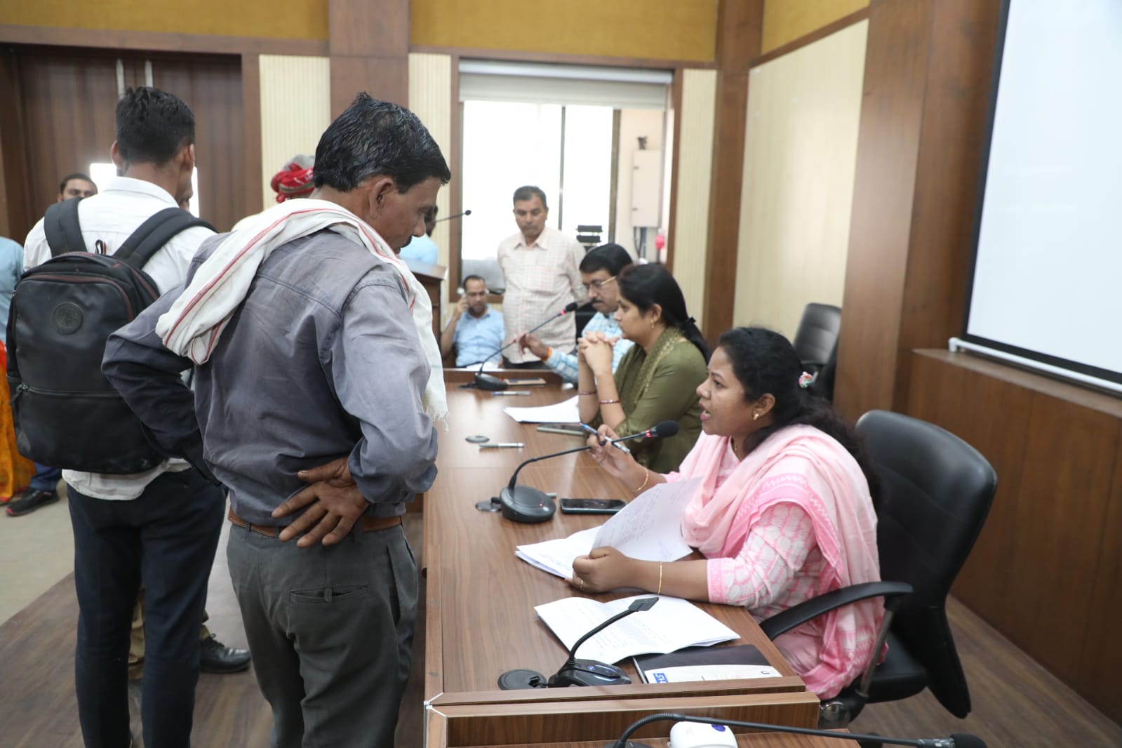 कलेक्ट्रेट में आयोजित जनसुनवाई में अधिकारियों ने सुनी 103 आवेदकों की समस्याएं, दिए निराकरण के निर्देश 15 कलेक्ट्रेट में आयोजित जनसुनवाई में अधिकारियों ने सुनी 103 आवेदकों की समस्याएं, दिए निराकरण के निर्देश
