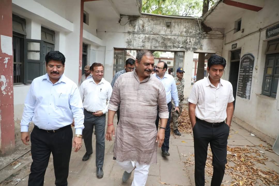 विधायक, कलेक्टर व केन्द्रीय विद्यालय संगठन के अधिकारियों ने केन्द्रीय विद्यालय झिंझरी स्कूल को पुराने शासकीय कन्या महाविद्यालय के भवन में संचालित करने की संभावनाओं का लिया जायजा 26 विधायक, कलेक्टर व केन्द्रीय विद्यालय संगठन के अधिकारियों ने केन्द्रीय विद्यालय झिंझरी स्कूल को पुराने शासकीय कन्या महाविद्यालय के भवन में संचालित करने की संभावनाओं का लिया जायजा