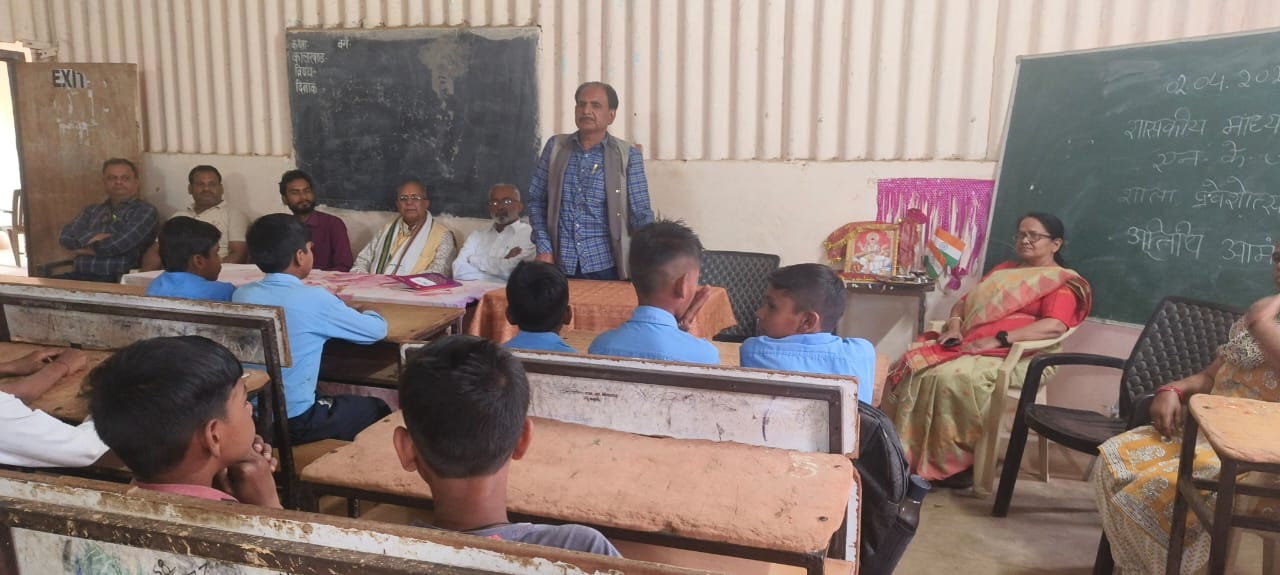 भविष्य से भेंट कार्यक्रम में एन. के. जे. विद्यालय में पहुँचे अधिकारी, नेता और शिक्षा विद 25 भविष्य से भेंट कार्यक्रम में एन. के. जे. विद्यालय में पहुँचे अधिकारी, नेता और शिक्षा विद