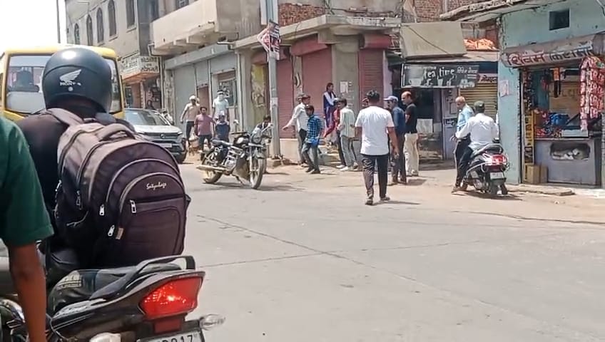 चलती बुलेट में लगी आग, स्थानीय लोगों की मदद से बाइक में लगी आग को बुझाया 24 चलती बुलेट में लगी आग, स्थानीय लोगों की मदद से बाइक में लगी आग को बुझाया