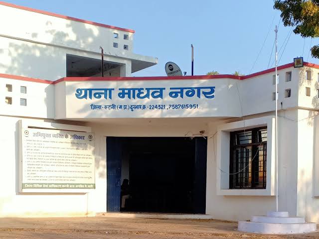 थाना माधवनगर पुलिस ने 13 वर्षीय अपहृत नाबालिक बालक को पुलिस ने किया सुरक्षित दस्तयाब , परिजन के चेहरे पर लौटी मुस्कान 22 थाना माधवनगर पुलिस ने 13 वर्षीय अपहृत नाबालिक बालक को पुलिस ने किया सुरक्षित दस्तयाब , परिजन के चेहरे पर लौटी मुस्कान