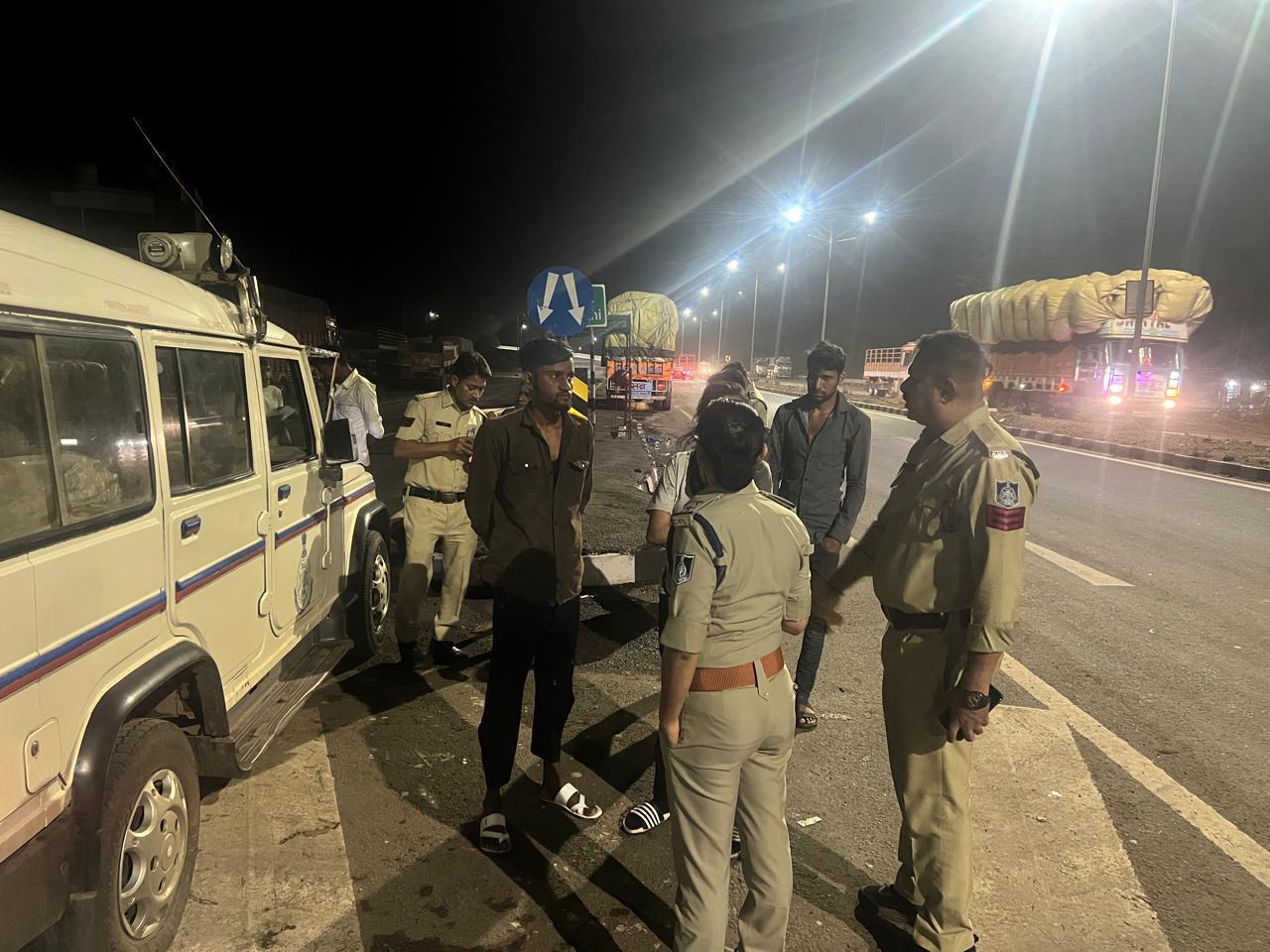 माधवनगर पुलिस ने चलाया औचक वाहन चेकिंग अभियान 17 माधवनगर पुलिस ने चलाया औचक वाहन चेकिंग अभियान
