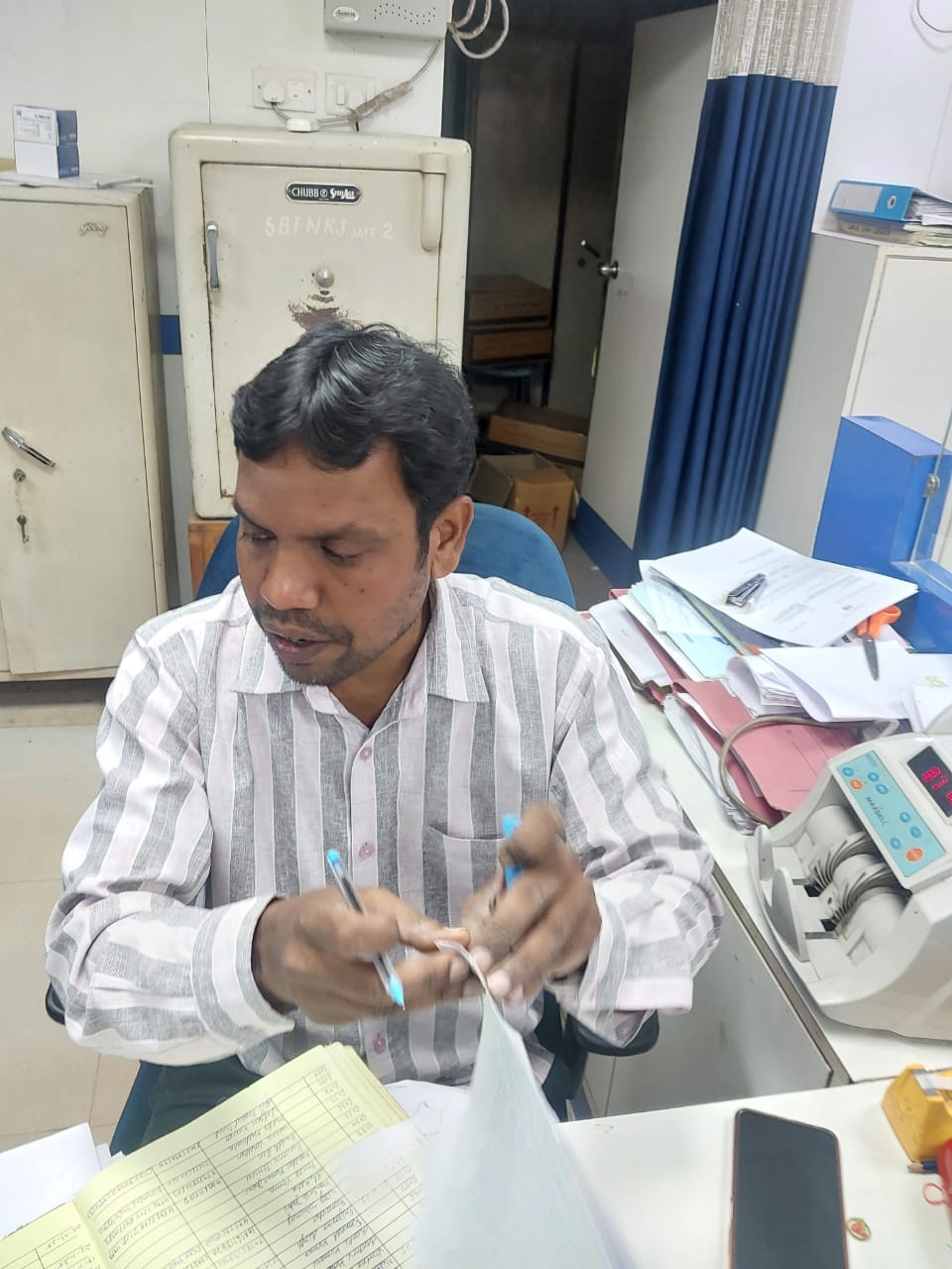 भारतीय स्टेट बैंक एनकेजे शाखा में चपरासी कर रहे साहबी