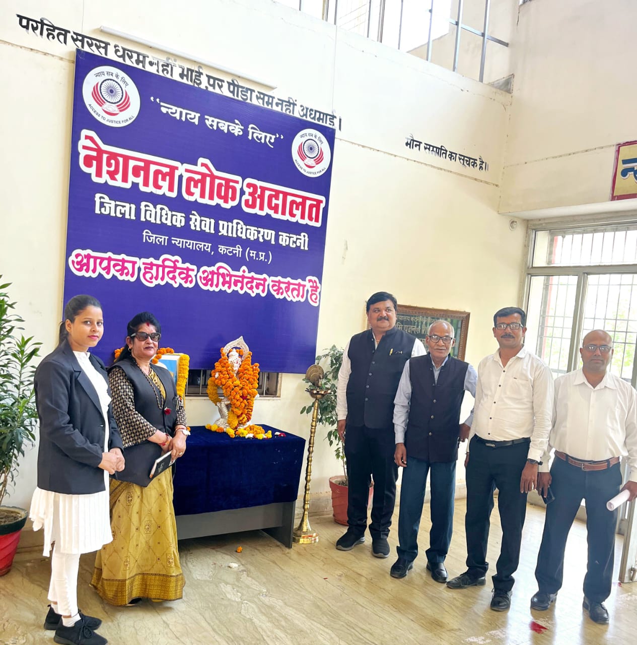 नेशनल लोक अदालत परिसर में अधिवक्ताओं ने उपस्थित पक्षकारो की समस्याओं पर विशेष ध्यान रखा और उनके निराकरण का भरपूर प्रयास किए 23 नेशनल लोक अदालत परिसर में अधिवक्ताओं ने उपस्थित पक्षकारो की समस्याओं पर विशेष ध्यान रखा और उनके निराकरण का भरपूर प्रयास किए