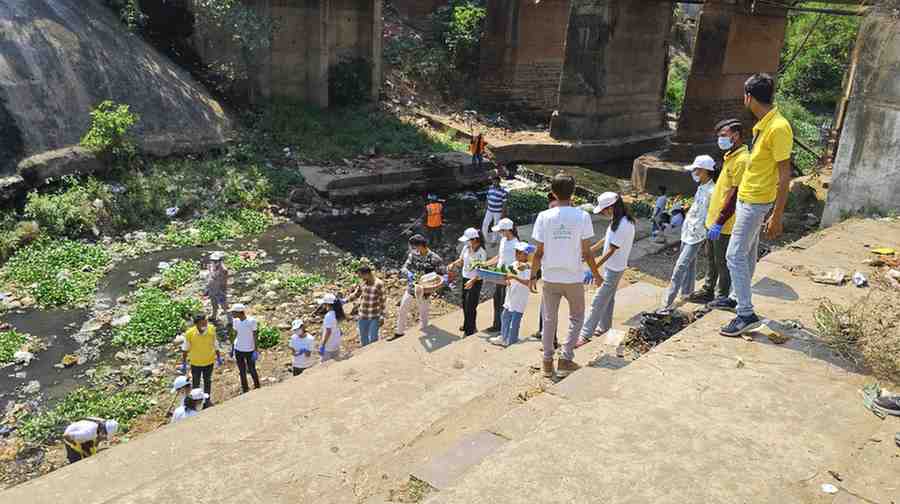 मदर्स डे पर माई नदी को समर्पित सेवा — विज़न समूह ने किया घाट को प्लास्टिकमुक्त