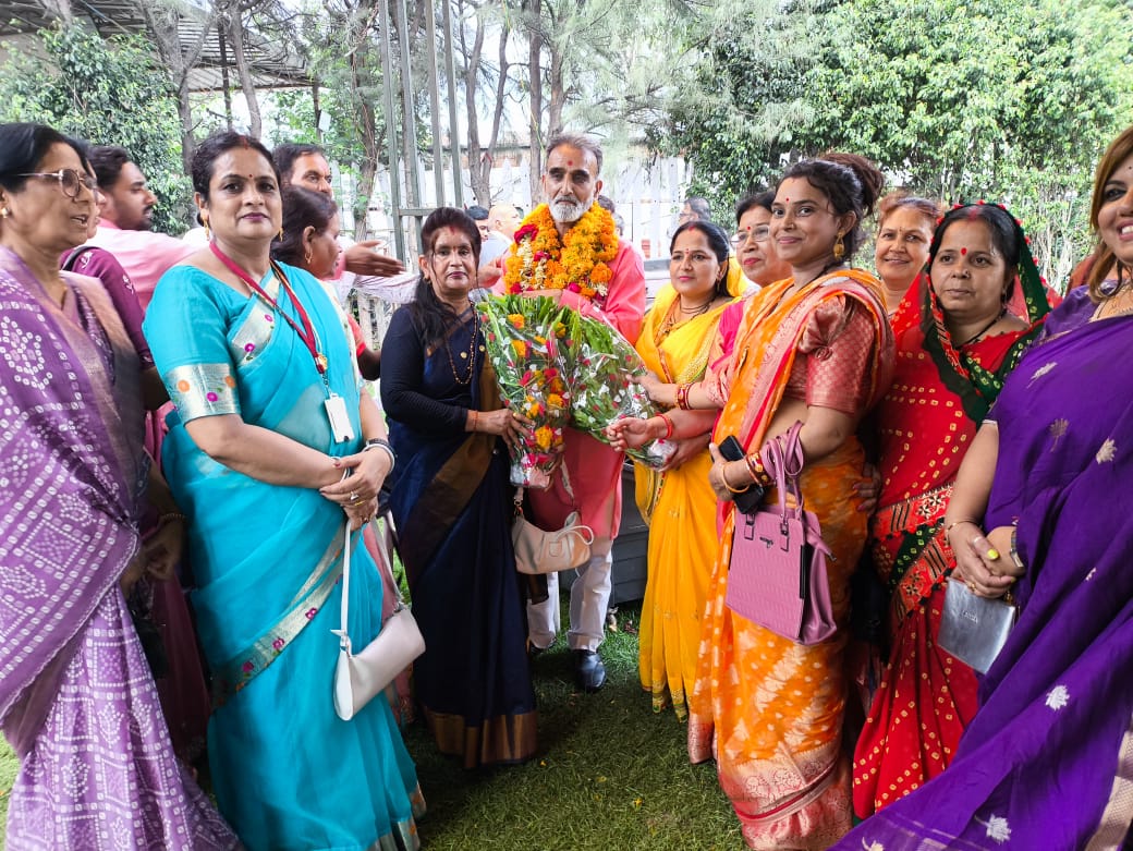 जिला ब्राह्मण समाज के नव मनोनीत अध्यक्ष राजू शर्मा का समाजसेवी व अधिवक्ता रेखा अंजू तिवारी द्वारा पुष्प गुच्छ भेंट कर आत्मीय भव्य सम्मान स्वागत वंदन अभिनंदन किया 15 जिला ब्राह्मण समाज के नव मनोनीत अध्यक्ष राजू शर्मा का समाजसेवी व अधिवक्ता रेखा अंजू तिवारी द्वारा पुष्प गुच्छ भेंट कर आत्मीय भव्य सम्मान स्वागत वंदन अभिनंदन किया