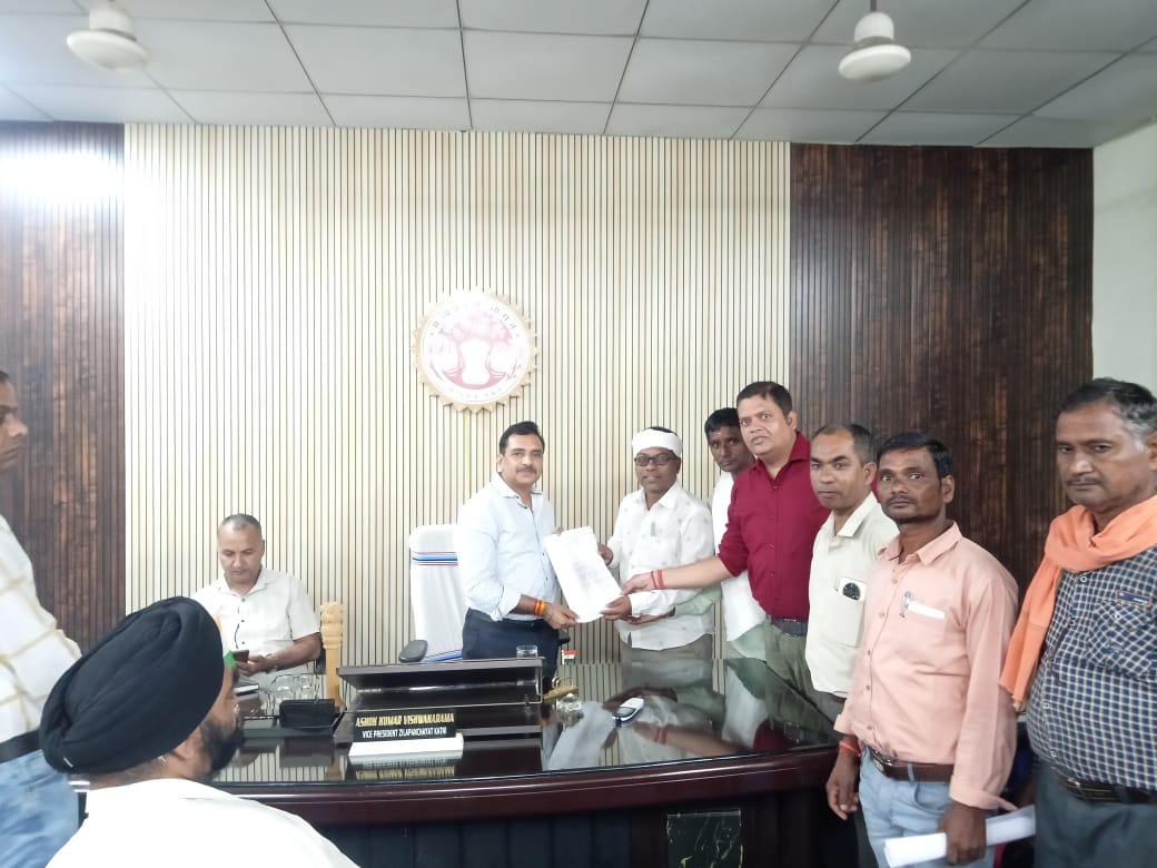 मध्य प्रदेश लघु वेतन कर्मचारी संघ ने सौंपा ज्ञापन