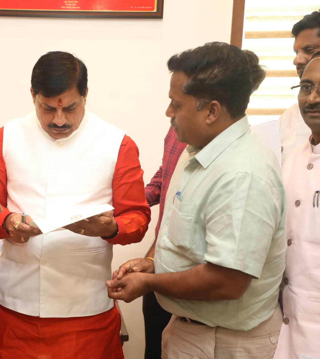 सीएम मोहन यादव से मिले बड़वारा विधायक धीरेंद्र सिंह, भारत के भौगोलिक केंद्र बिंदु करौंदी को पर्यटन स्थल बनाने एवं देवरीहटाई के खिरहनी में लॉजिस्टिक पार्क बनाने को लेकर की मांग