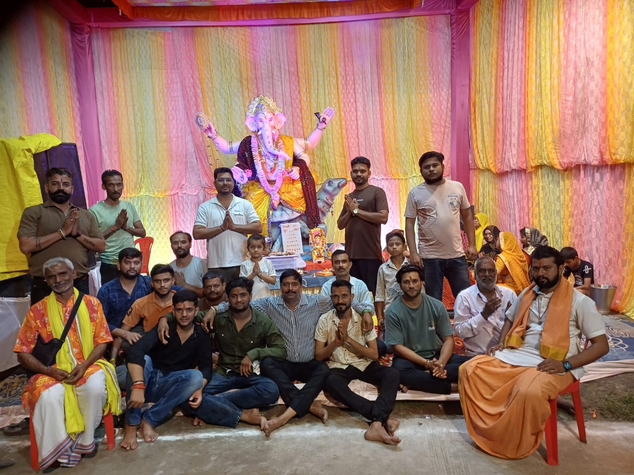 छपरवाह में धूमधाम व हर्षोल्लास से मनाया जा रहा गणेश पर्व 23 छपरवाह में धूमधाम व हर्षोल्लास से मनाया जा रहा गणेश पर्व