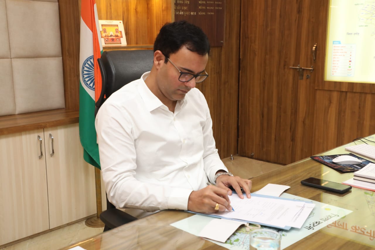 नवागत कलेक्टर आशीष तिवारी ने पदभार संभाला