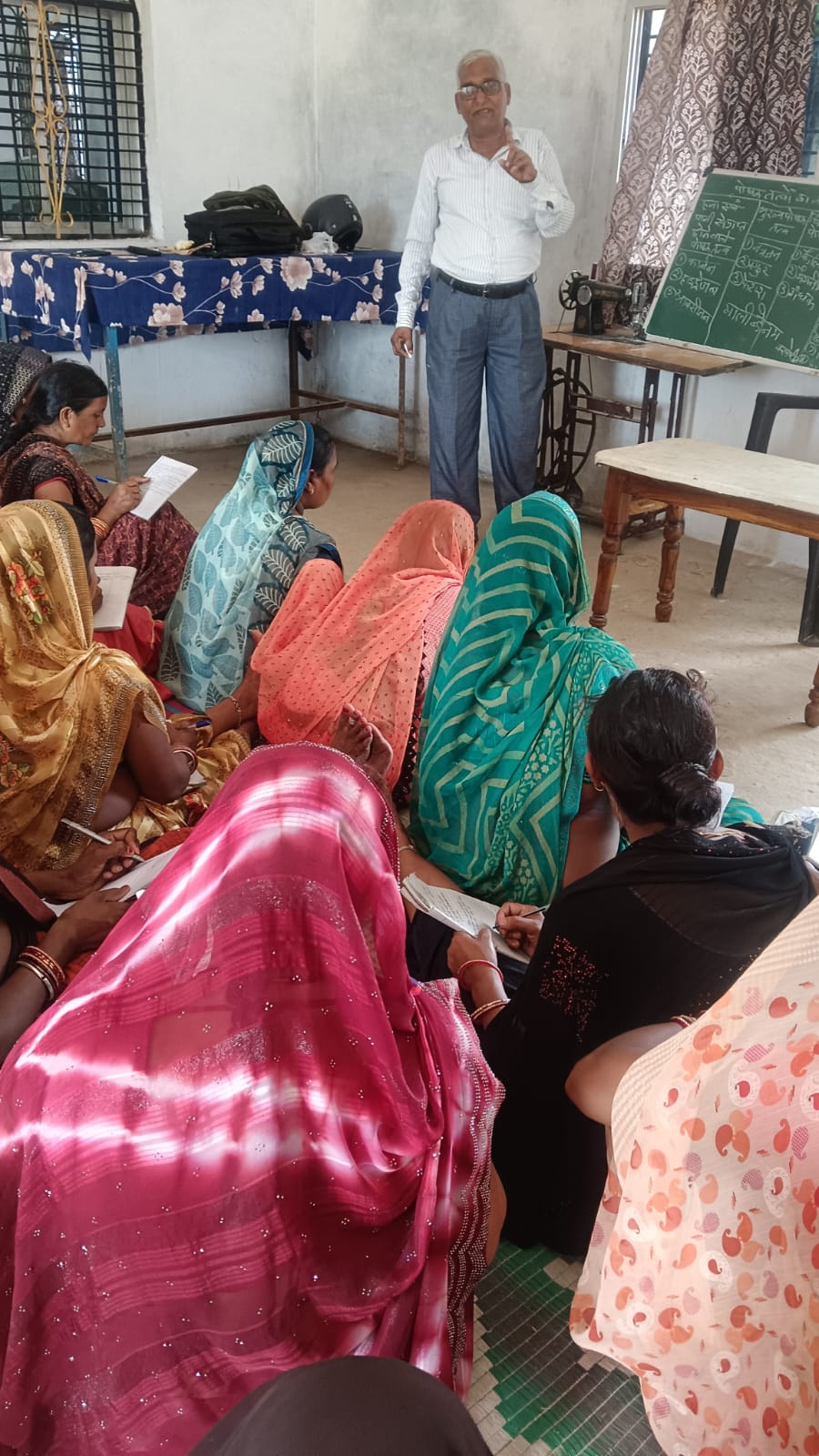 माहिलाओ को मिट्टी परीक्षण एवं केंचुआ खाद निर्माण तकनीकी प्रशिक्षण दिया गया
