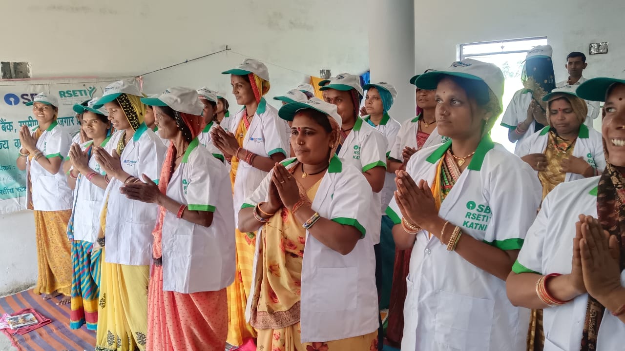 माहिलाओ को श्री विधि से धान उत्पादन एवं पशु पालन का प्रशिक्षण दिया गया 24 माहिलाओ को श्री विधि से धान उत्पादन एवं पशु पालन का प्रशिक्षण दिया गया