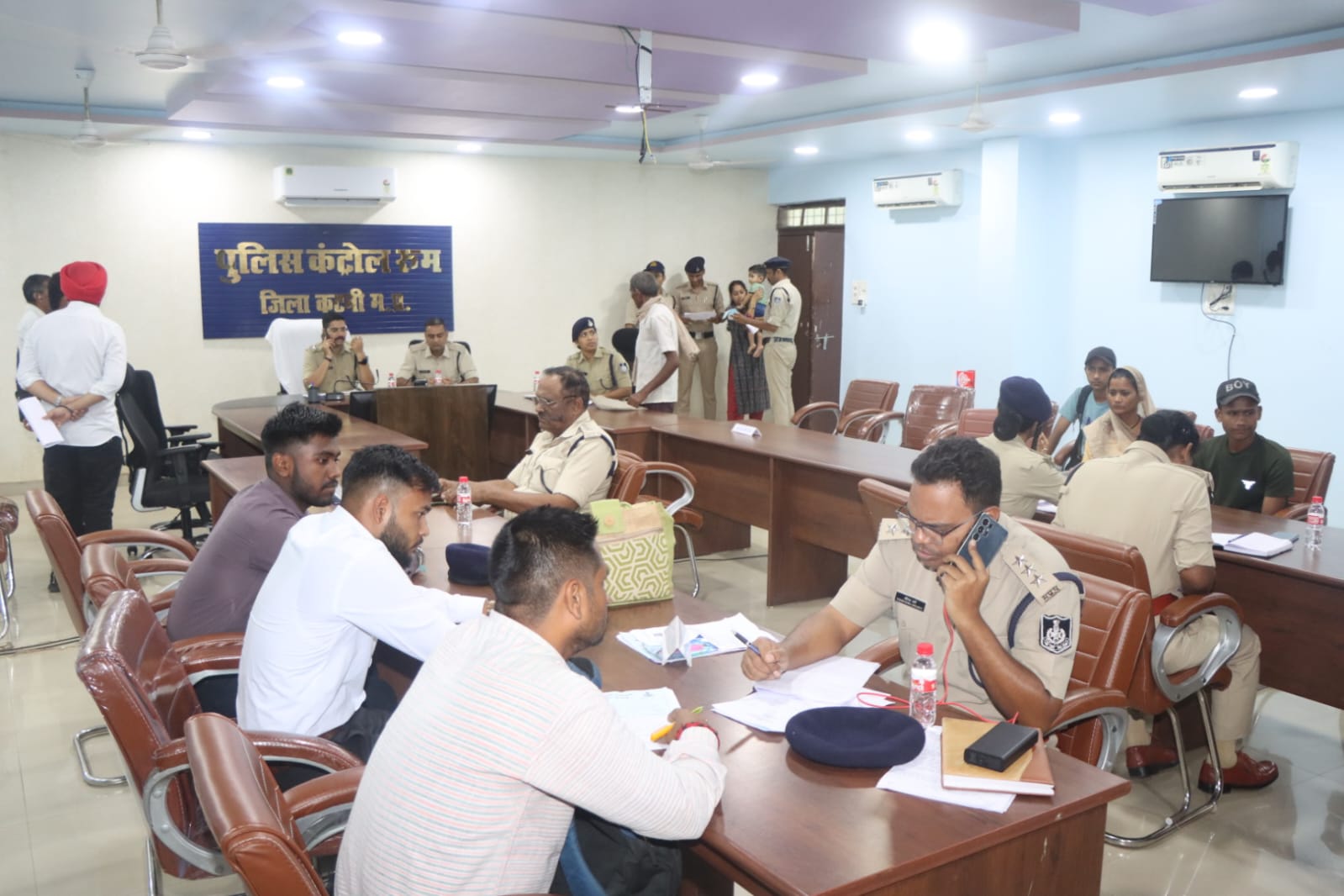 कटनी पुलिस ने आयोजित की जनसुनवाई, 55 शिकायतों का किया त्वरित निवारण 23 कटनी पुलिस ने आयोजित की जनसुनवाई, 55 शिकायतों का किया त्वरित निवारण
