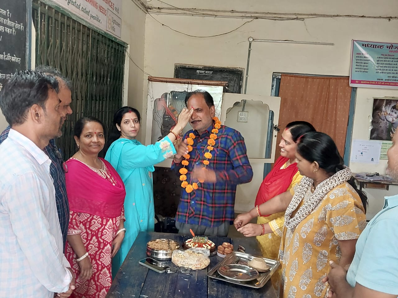 जूनियर शिक्षकों ने मनाया अपने सीनियर का जन्मदिन शासकीय माध्यमिक शाला एन, के, जे,काटा गया केक 19 जूनियर शिक्षकों ने मनाया अपने सीनियर का जन्मदिन शासकीय माध्यमिक शाला एन, के, जे,काटा गया केक
