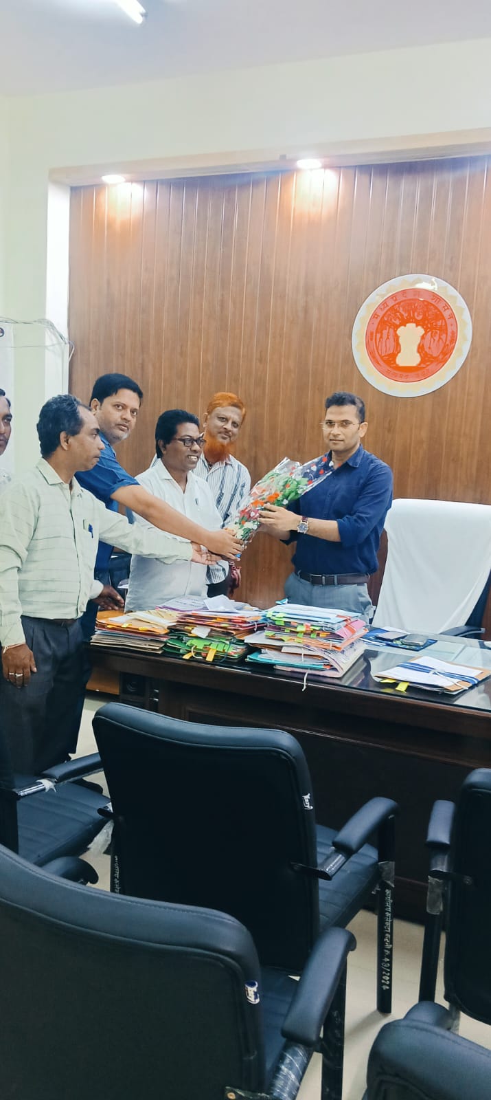 मध्य प्रदेश लघु वेतन कर्मचारी संघ नवागत कलेक्टर पुष्पगुच्छ देकर किया स्वागत 18 मध्य प्रदेश लघु वेतन कर्मचारी संघ नवागत कलेक्टर पुष्पगुच्छ देकर किया स्वागत