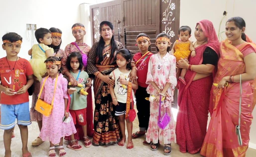 समाजसेवी व अधिवक्ता रेखा अंजू तिवारी के नेतृत्व में जाग्रति कालोनी में आत्मीय भव्य नन्ही कन्याओं का विधिवत पूजा अर्चना कर भोज का आयोजन कर शाम को महिला मंडल द्वारा एक से बढ़कर एक मां जगदम्बा के भजनों की प्रस्तुति दी गई 21 समाजसेवी व अधिवक्ता रेखा अंजू तिवारी के नेतृत्व में जाग्रति कालोनी में आत्मीय भव्य नन्ही कन्याओं का विधिवत पूजा अर्चना कर भोज का आयोजन कर शाम को महिला मंडल द्वारा एक से बढ़कर एक मां जगदम्बा के भजनों की प्रस्तुति दी गई