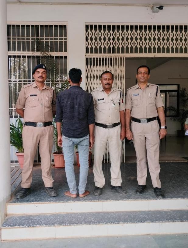 कोतवाली पुलिस ने किया हनुमान गंज चोरी का खुलासा घर में प्लम्बर का काम करने आया मिस्त्री ही निकला चोर, चोरी की चैन व पर्स बरामद 20 कोतवाली पुलिस ने किया हनुमान गंज चोरी का खुलासा घर में प्लम्बर का काम करने आया मिस्त्री ही निकला चोर, चोरी की चैन व पर्स बरामद