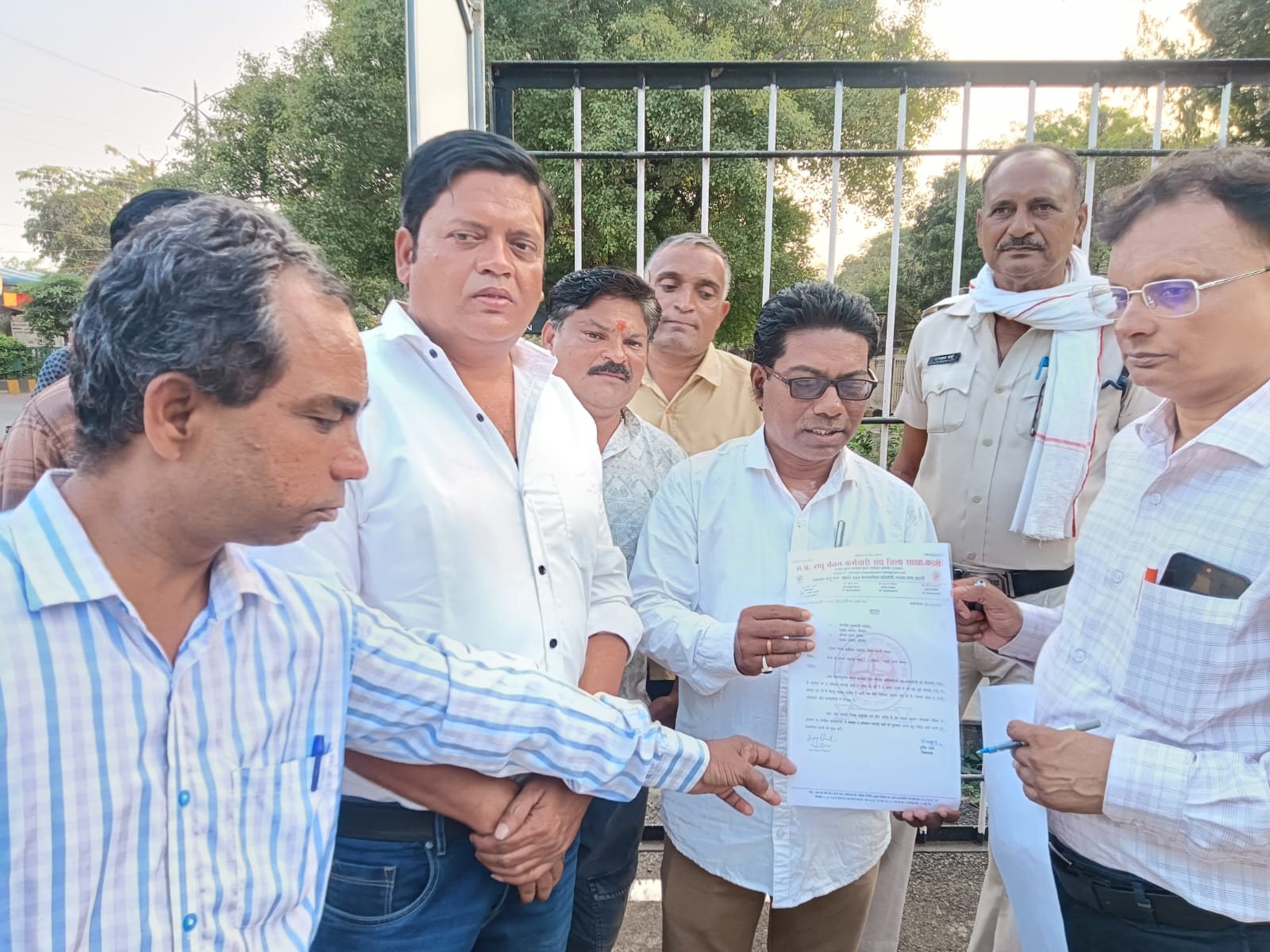 तीन प्रतिशत डीए बढ़ाने की मांग को लेकर लघु वेतन कर्मचारी संघ ने सौंपा ज्ञापन, दीपावली से पहले लाभ देने की मांग 15 तीन प्रतिशत डीए बढ़ाने की मांग को लेकर लघु वेतन कर्मचारी संघ ने सौंपा ज्ञापन, दीपावली से पहले लाभ देने की मांग