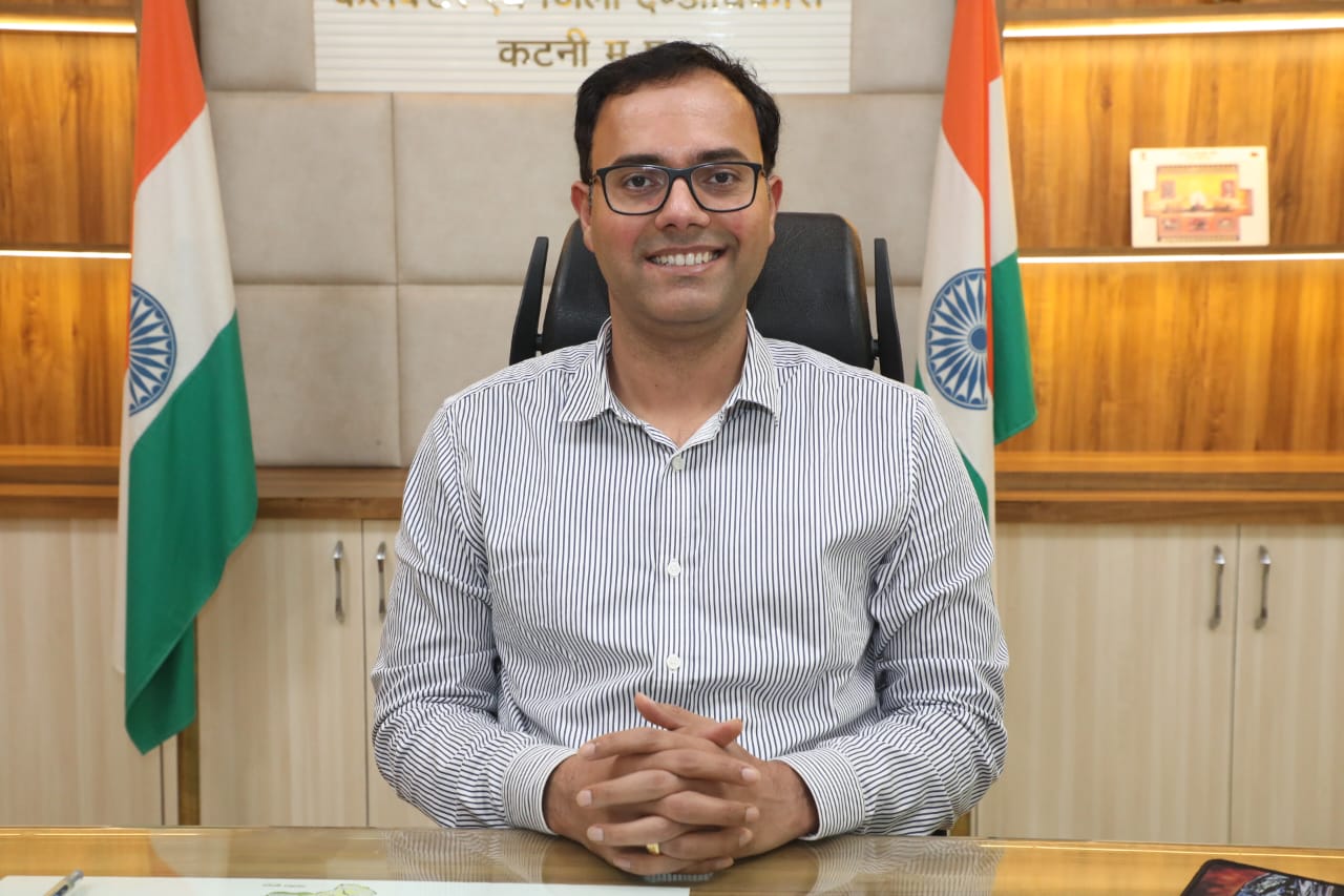 दोपहिया वाहन से कार्यालय आते और जाते समय हेलमेट पहनना अनिवार्य