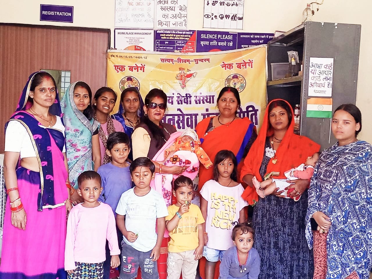 समाजसेवी व अधिवक्ता रेखा अंजू तिवारी द्वारा यू पी एच सी प्रेमनगर मे बूथ लगाकर लगभग 150 नन्हे मुन्ने बच्चों को पिलाई दों बूदं जिंदगी की दवा