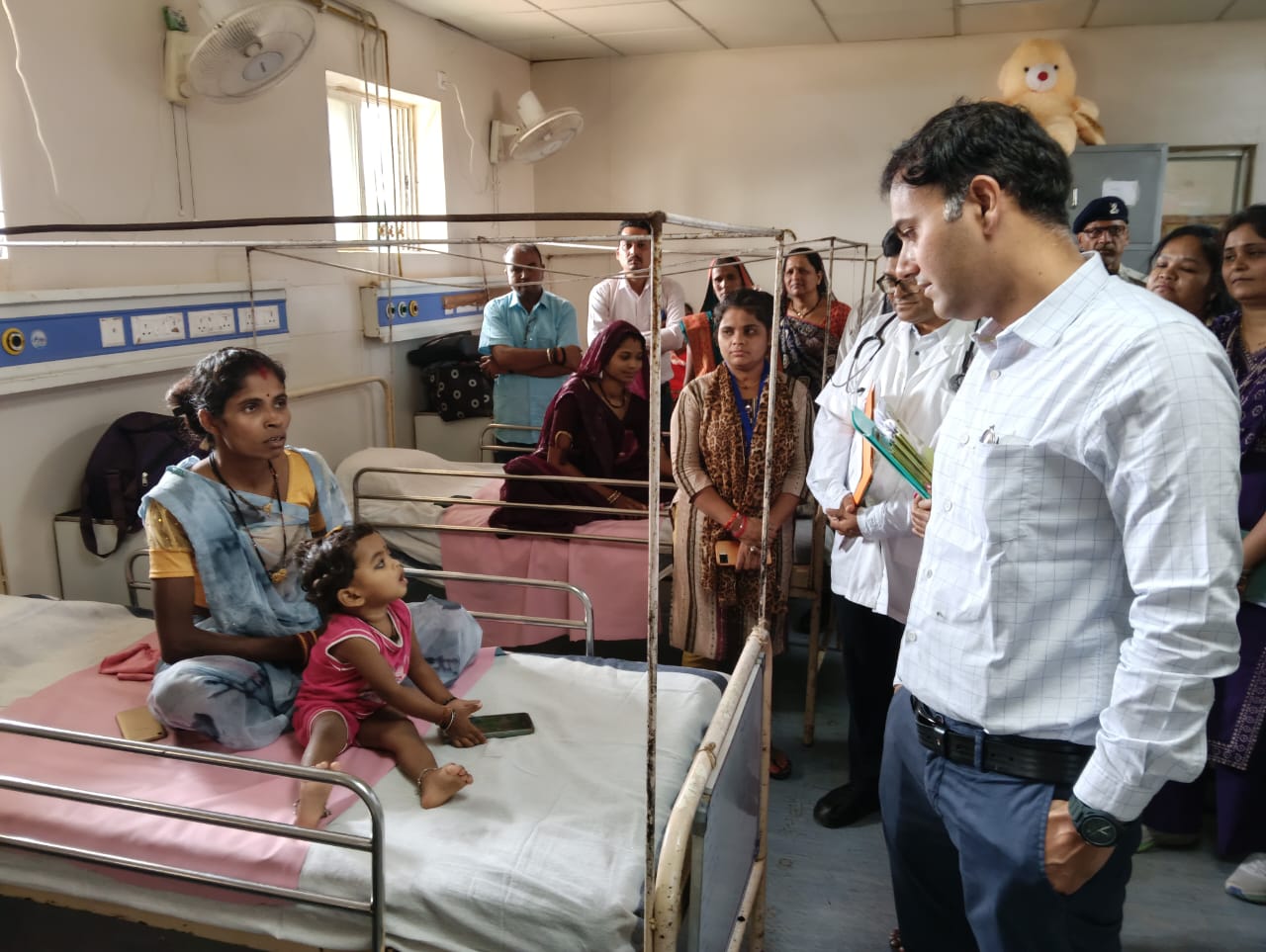 कलेक्टर आशीष तिवारी ने किया उमरियापान अस्पताल का औचक निरीक्षण