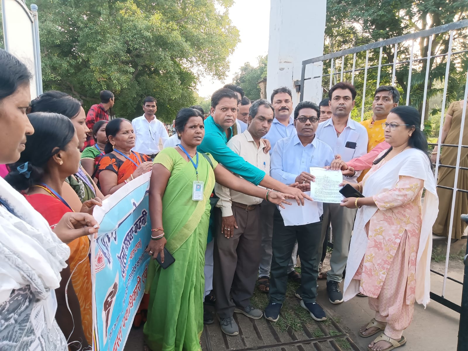 विभिन्न मांगो को लेकर मध्य प्रदेश लघु वेतन कर्मचारी संघ ने सौंपा ज्ञापन 25 विभिन्न मांगो को लेकर मध्य प्रदेश लघु वेतन कर्मचारी संघ ने सौंपा ज्ञापन