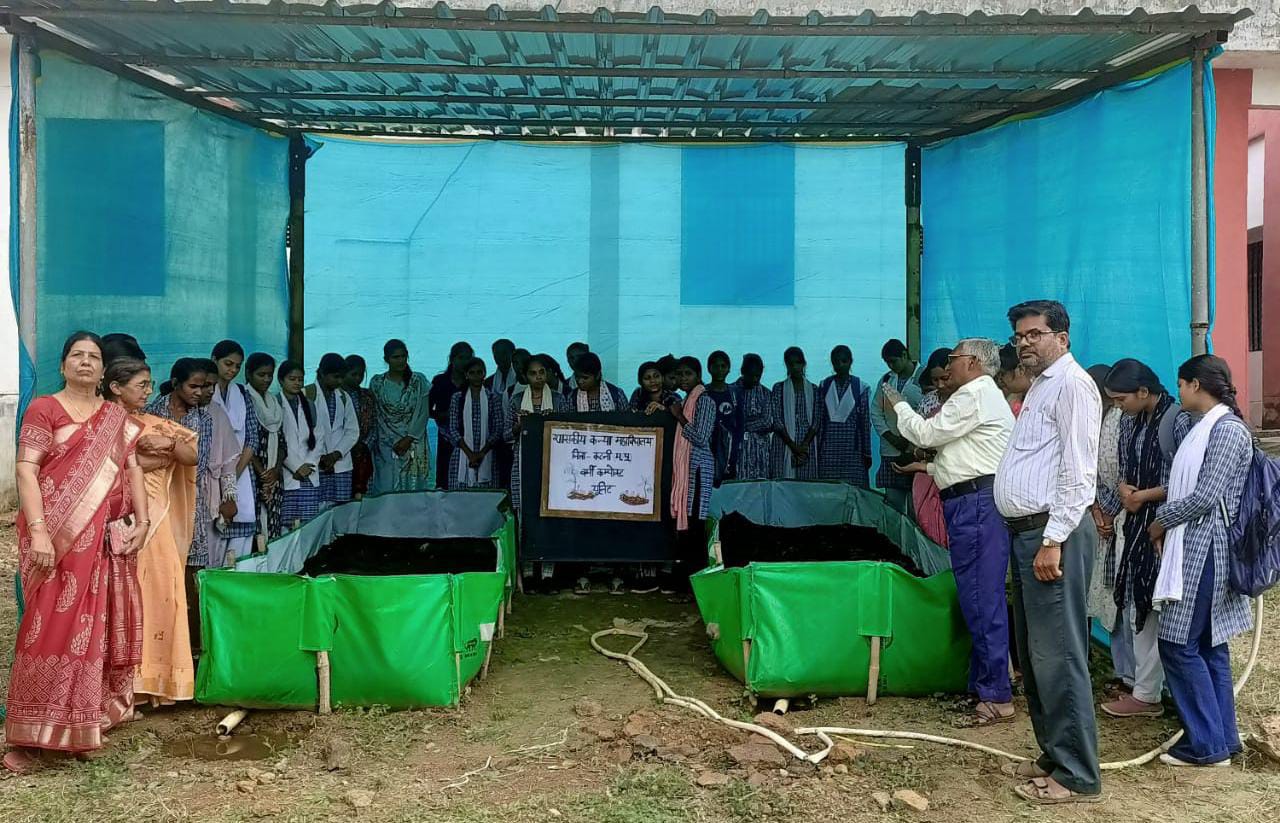 शासकीय कन्या महाविद्यालय में छात्राओं को केंचुआ खाद निर्माण का दिया गया प्रायोगिक प्रशिक्षण 24 शासकीय कन्या महाविद्यालय में छात्राओं को केंचुआ खाद निर्माण का दिया गया प्रायोगिक प्रशिक्षण