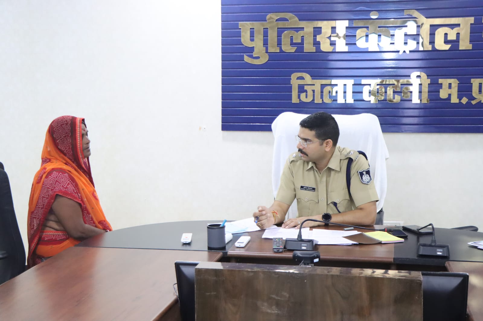 कटनी में हुई जनसुनवाई — 41 शिकायतें दर्ज, पुलिस अधीक्षक ने दिए त्वरित कार्रवाई के निर्देश 17 कटनी में हुई जनसुनवाई — 41 शिकायतें दर्ज, पुलिस अधीक्षक ने दिए त्वरित कार्रवाई के निर्देश