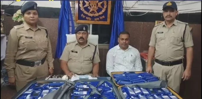 कटनी से खरीदी गई शराब की खेप के साथ रीवा की दो युवतियों पकड़ी गई 15 कटनी से खरीदी गई शराब की खेप के साथ रीवा की दो युवतियों पकड़ी गई