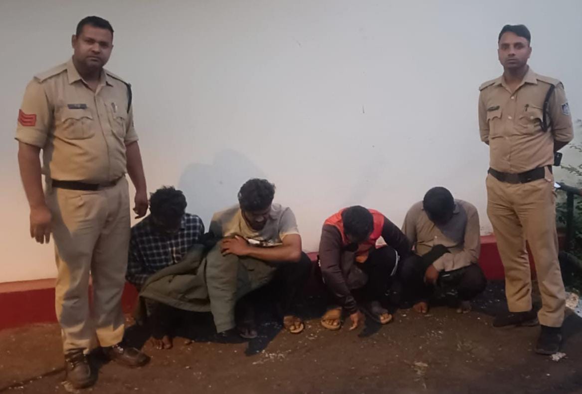 स्लीमनाबाद में स्पंदना फाइनेंस में कर्मचारियों ने ही किया 12 लाख का गबन---भरोसे पर डाका डालने वाले पांच आरोपी गिरफतार 25 स्लीमनाबाद में स्पंदना फाइनेंस में कर्मचारियों ने ही किया 12 लाख का गबन---भरोसे पर डाका डालने वाले पांच आरोपी गिरफतार