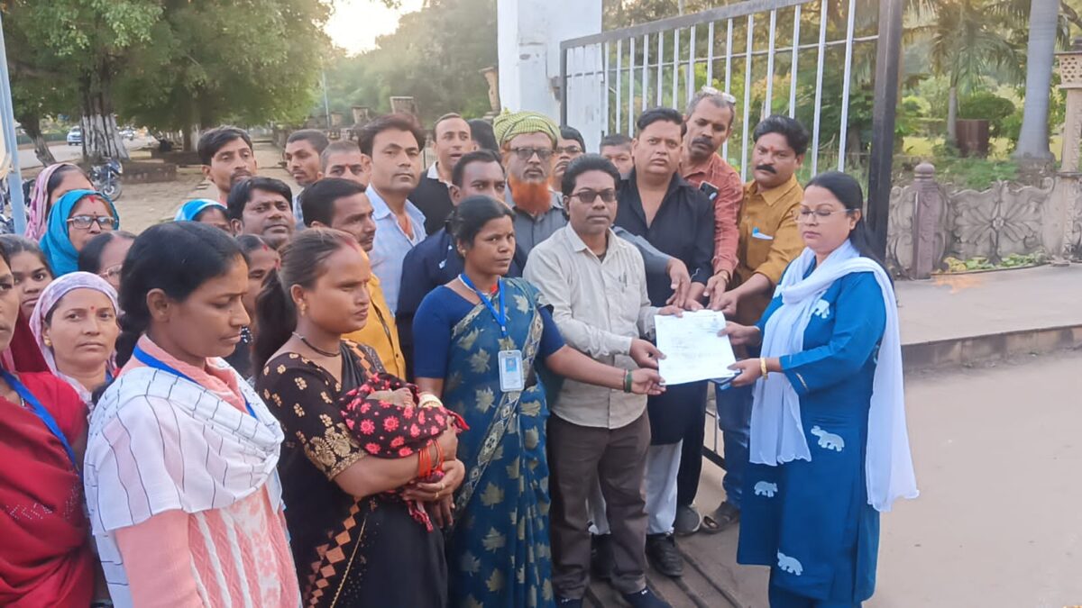 15 सूत्रीय मांगों के निराकरण हेतु लघु वेतन कर्मचारी संघ ने सौंपा ज्ञापन 1 15 सूत्रीय मांगों के निराकरण हेतु लघु वेतन कर्मचारी संघ ने सौंपा ज्ञापन
