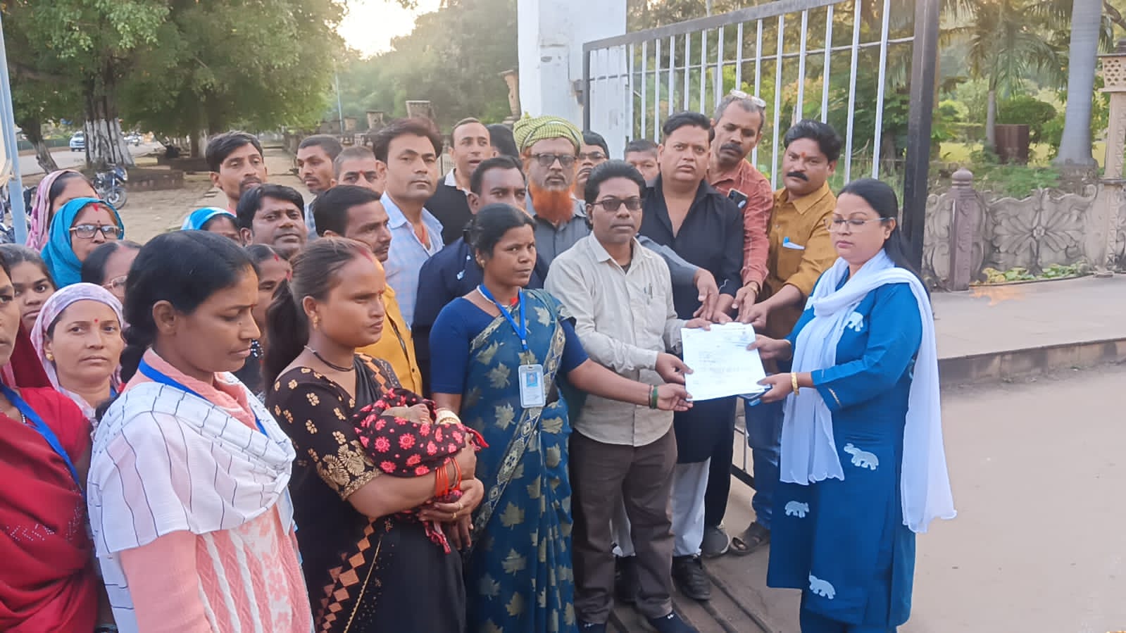 15 सूत्रीय मांगों के निराकरण हेतु लघु वेतन कर्मचारी संघ ने सौंपा ज्ञापन 21 15 सूत्रीय मांगों के निराकरण हेतु लघु वेतन कर्मचारी संघ ने सौंपा ज्ञापन