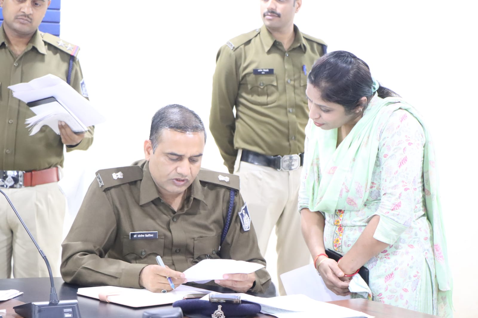 कटनी पुलिस की जनसुनवाई में 33 आवेदकों ने रखीं समस्याएँ, कंट्रोल रूम में हुई सुनवाई, एसपी ने दिए त्वरित कार्यवाही के निर्देश 25 कटनी पुलिस की जनसुनवाई में 33 आवेदकों ने रखीं समस्याएँ, कंट्रोल रूम में हुई सुनवाई, एसपी ने दिए त्वरित कार्यवाही के निर्देश