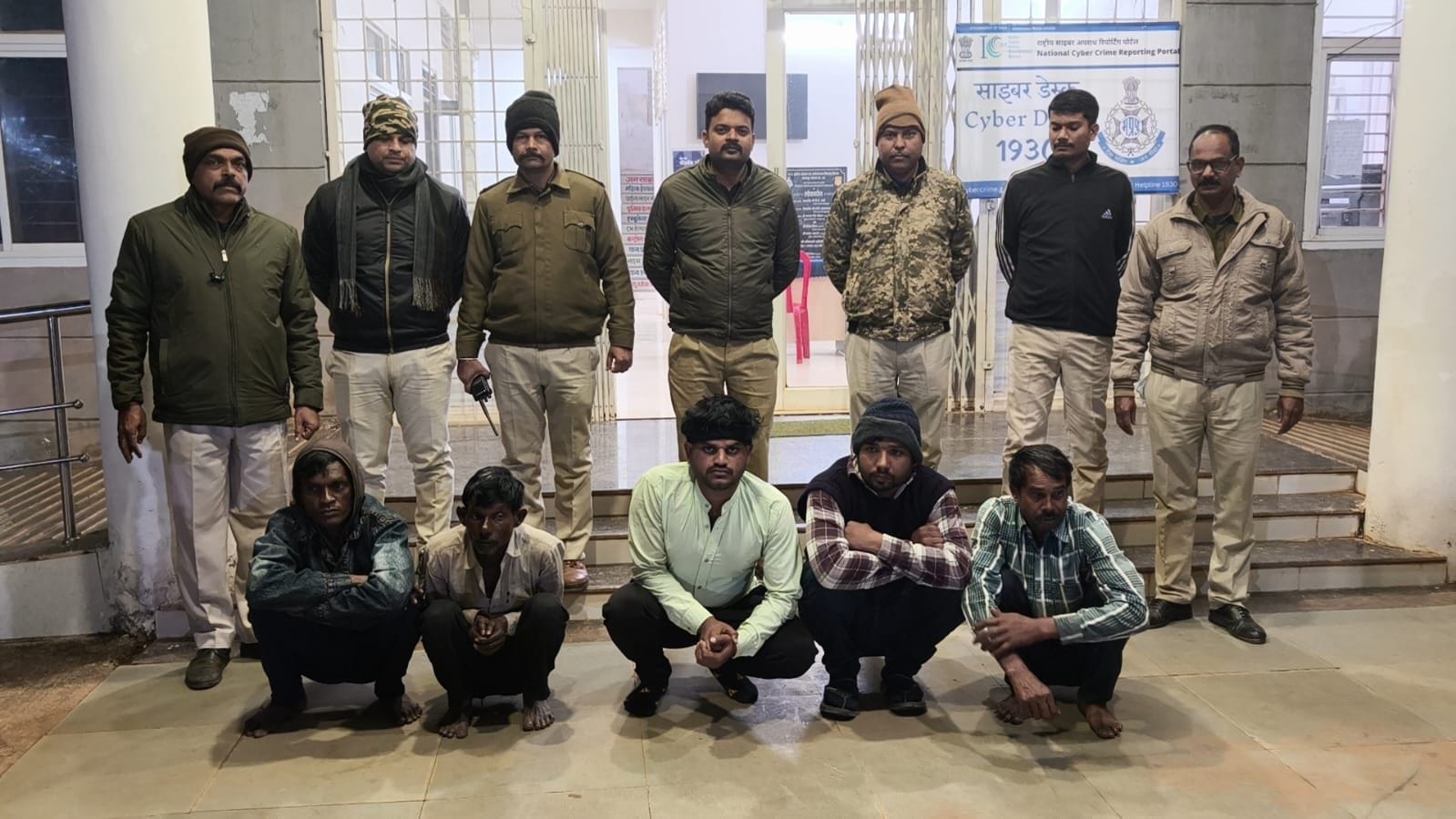 पुलिस का अभियान: 169 वारंटियों व अपराधियों की गिरफ्तारी, सड़क सुरक्षा पर विशेष कार्रवाई 22 पुलिस का अभियान: 169 वारंटियों व अपराधियों की गिरफ्तारी, सड़क सुरक्षा पर विशेष कार्रवाई