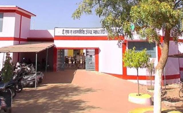 इकलौते लिपिक के अन्यत्र संलग्नीकरण से शिक्षकों की परेशानियां चरम पर, लिपिक विहीन एन.के.जे.संकुल का हाल-बेहाल 21 इकलौते लिपिक के अन्यत्र संलग्नीकरण से शिक्षकों की परेशानियां चरम पर, लिपिक विहीन एन.के.जे.संकुल का हाल-बेहाल
