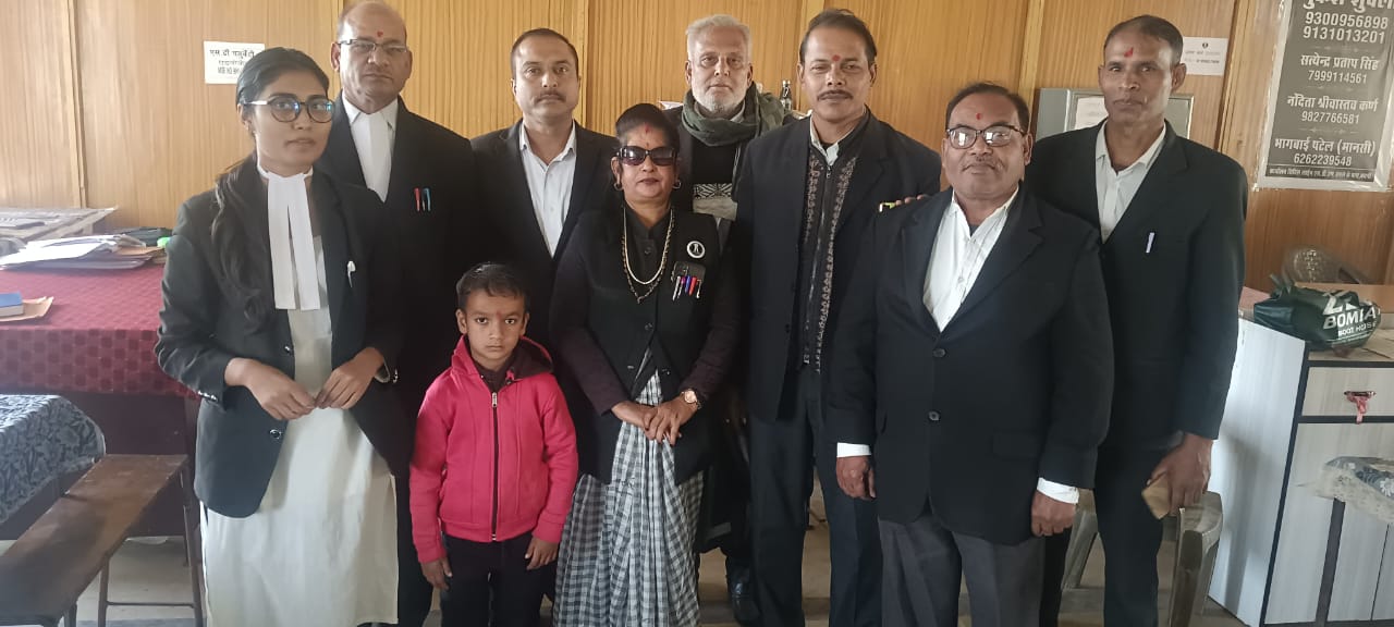 जिला न्यायालय परिसर में समाजसेवी व अधिवक्ता रेखा अंजू तिवारी के नेतृत्व में "हमारी पहचान- हमारा संविधान" को लेकर वरिष्ठ सीनियर अधिवक्ताओ के साथ मिलकर विचार गोष्टी का आयोजन 26 जिला न्यायालय परिसर में समाजसेवी व अधिवक्ता रेखा अंजू तिवारी के नेतृत्व में "हमारी पहचान- हमारा संविधान" को लेकर वरिष्ठ सीनियर अधिवक्ताओ के साथ मिलकर विचार गोष्टी का आयोजन