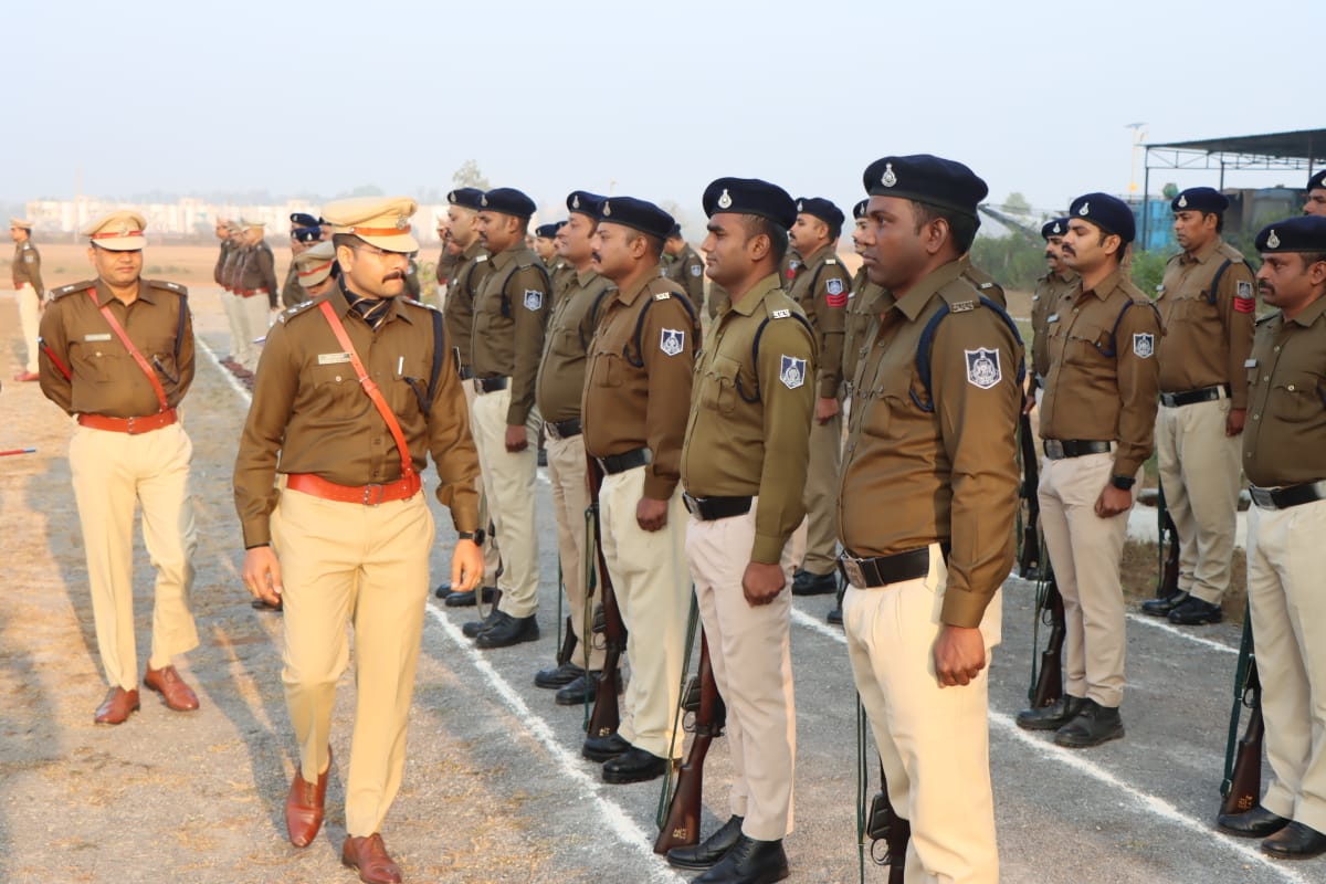 साप्ताहिक जनरल परेड आयोजित, एसपी ने की परेड व शासकीय वाहनों की गहन जांच 18 साप्ताहिक जनरल परेड आयोजित, एसपी ने की परेड व शासकीय वाहनों की गहन जांच