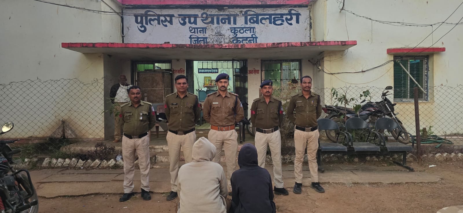 बिलहरी पुलिस द्वारा बका लहराकर आतंकित करने वाले दो लोगों को किया गिरफ्तार 24 बिलहरी पुलिस द्वारा बका लहराकर आतंकित करने वाले दो लोगों को किया गिरफ्तार