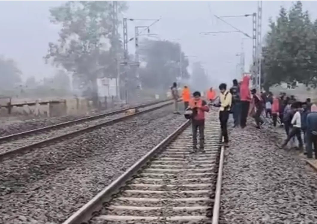 हेडफोन बना काल: ट्रेन की चपेट में आने से 20 वर्षीय युवक की दर्दनाक मौत 17 हेडफोन बना काल: ट्रेन की चपेट में आने से 20 वर्षीय युवक की दर्दनाक मौत
