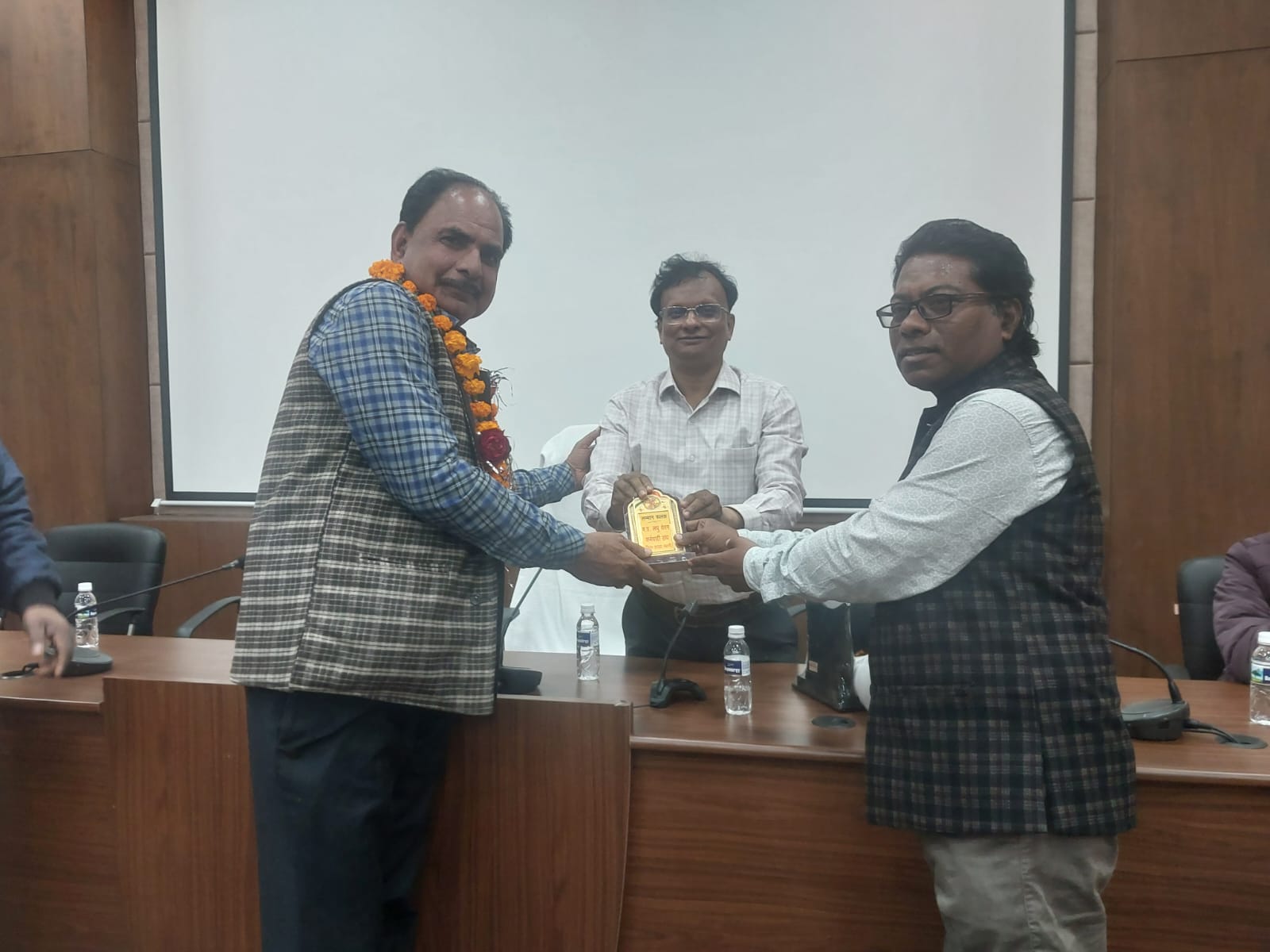 लघु वेतन कर्मचारी संघ ने डिप्टी कलेक्टर से दिव्यांग नेतृत्व को दिलाया सम्मान 24 लघु वेतन कर्मचारी संघ ने डिप्टी कलेक्टर से दिव्यांग नेतृत्व को दिलाया सम्मान