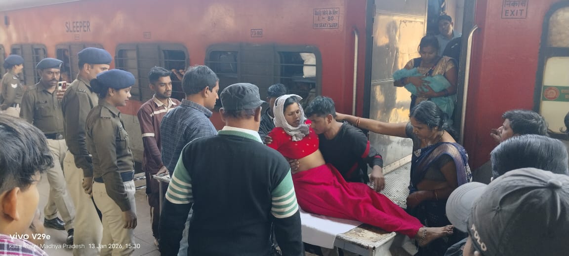 हावड़ा मेल 12322 में महिला का प्रसव, बच्चे को जन्म दिया रेलवे डाक्टरों ने कराया सुरिक्षत प्रसव 22 हावड़ा मेल 12322 में महिला का प्रसव, बच्चे को जन्म दिया रेलवे डाक्टरों ने कराया सुरिक्षत प्रसव