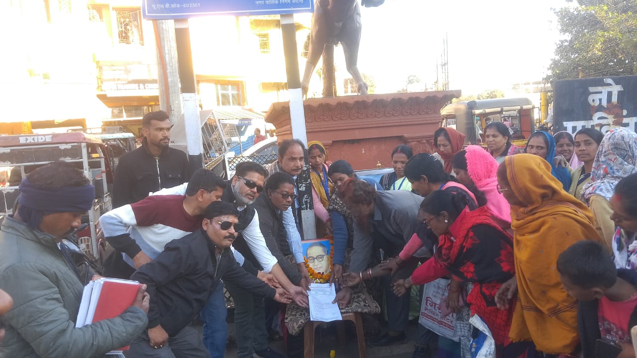 भारत रत्न डॉ अम्बेडकर जी को माल्यार्पण कर संघ ने सौंपा ज्ञापन 16 भारत रत्न डॉ अम्बेडकर जी को माल्यार्पण कर संघ ने सौंपा ज्ञापन