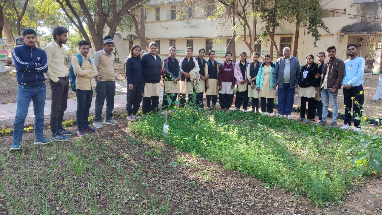 विधार्थियों को पपीता के व्यावसायिक उत्पादन का प्रशिक्षण तथा वनस्पति उद्यान का भ्रमण कराया गया। 15 विधार्थियों को पपीता के व्यावसायिक उत्पादन का प्रशिक्षण तथा वनस्पति उद्यान का भ्रमण कराया गया।