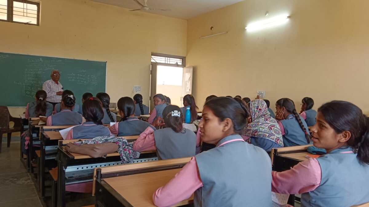 विद्यार्थियों को एकीकृत पोषक तत्व प्रबंधन एवं जल संरक्षण की विधियों का तकनीकी प्रशिक्षण दिया गया। 1 विद्यार्थियों को एकीकृत पोषक तत्व प्रबंधन एवं जल संरक्षण की विधियों का तकनीकी प्रशिक्षण दिया गया।