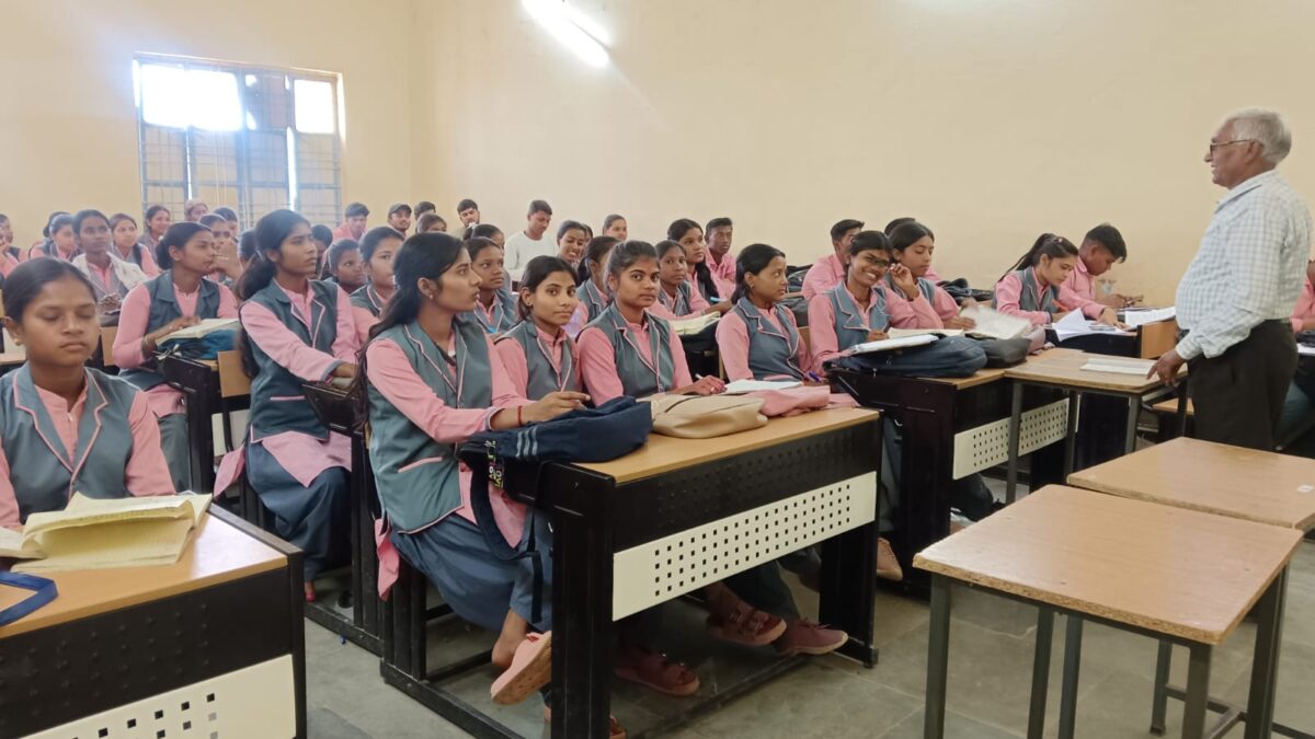 विद्यार्थियों को जैविक खेती में खरपतवार नींदा प्रबंधन का तकनीकी प्रशिक्षण दिया गया। 